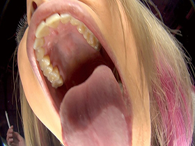 主観 タバコ美女 煙 ヤニベロ 痰唾ぶっかけ ドS淫語浴び手コキ　サンプル画像02